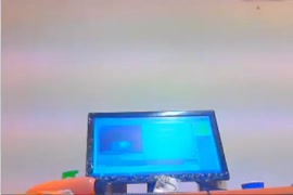 Adolescente ruiva gira a brincar na webcam mostra ratas e rabos.