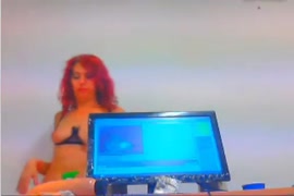 Jovem ruiva excitada em masturbações de topo de rede de peixe na webcam.